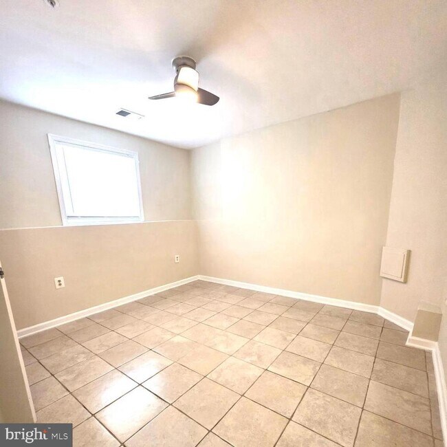 Building Photo - 940 Newington Ct