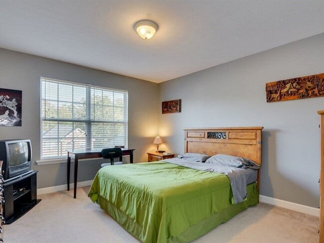 Building Photo - 5 bedroom, 3.5 bathroom home with pool in ...