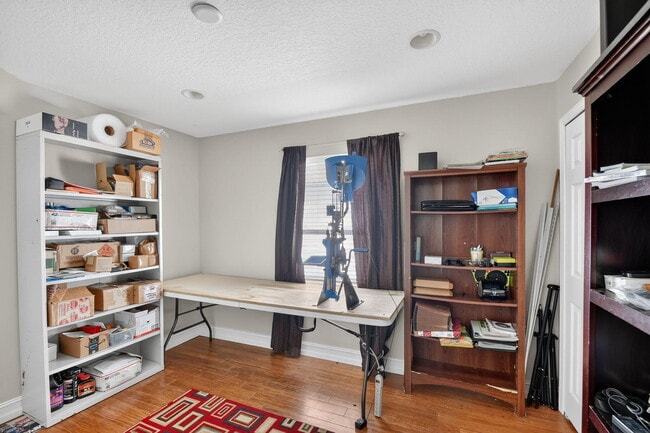 Building Photo - 2725 Pointe Cir