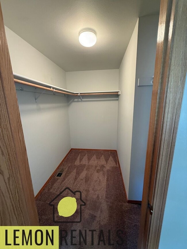 Building Photo - Three bedroom 2 bath house for rent