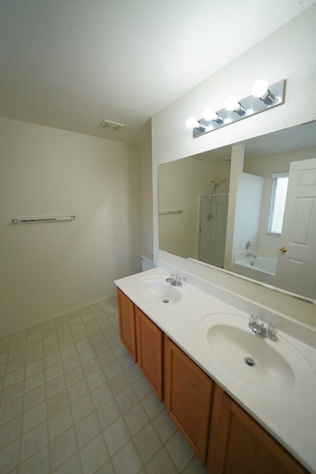 Building Photo - Spacious Cibolo Home on Cul-de-Sac Lot - Realtor Commission: $500