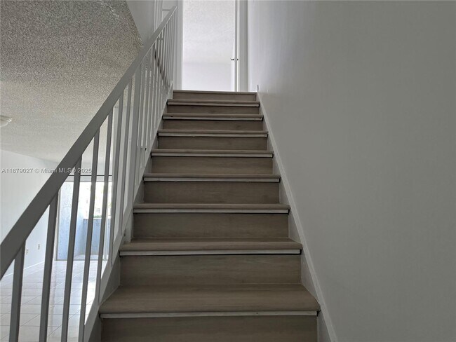 Building Photo - 9365 Fontainebleau Blvd