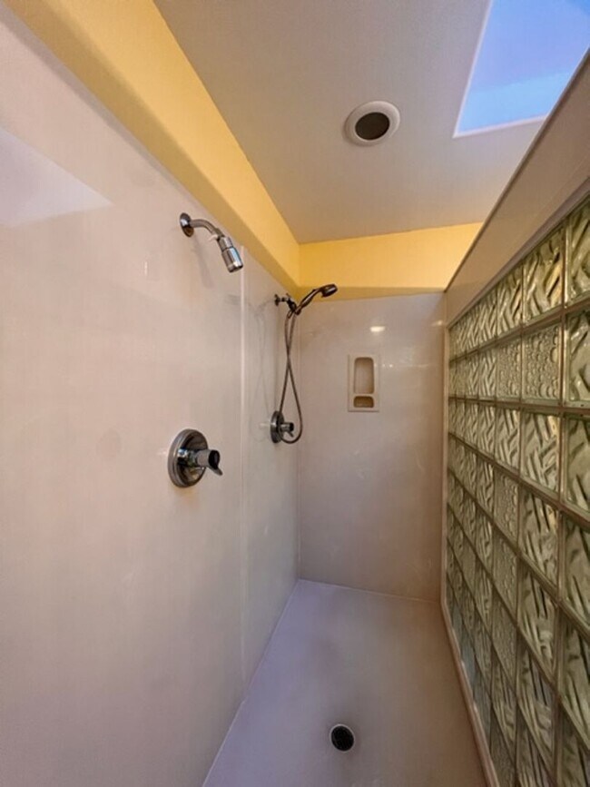 Building Photo - STUNNING VIEWS from this 3 bedroom, 2 bath home | Available February