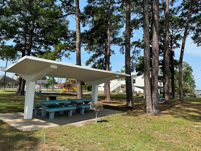 Building Photo - Custom 3B/3B plus bonus rooms steps from t...