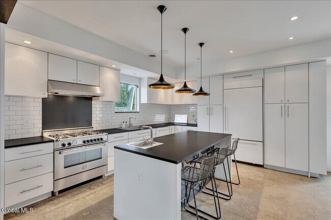 Building Photo - 18 Granite St