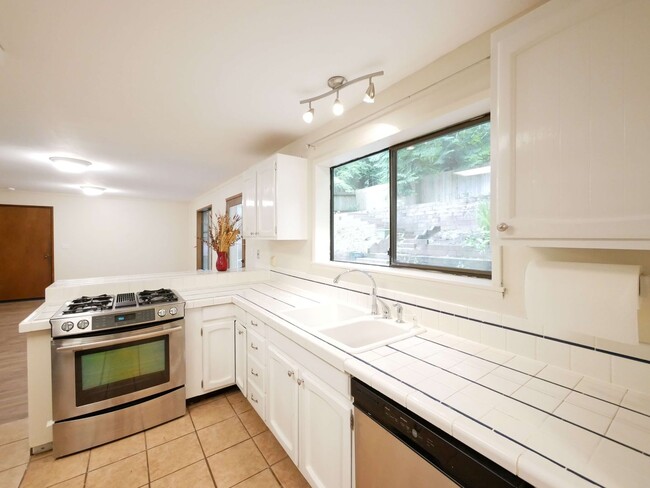 Building Photo - 4 Bed 2.5 Bath Single-Family House at the ...