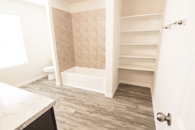 Building Photo - 902 Ember Wood Ct