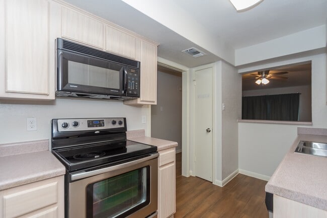 Building Photo - 7950 Grove Ridge Dr