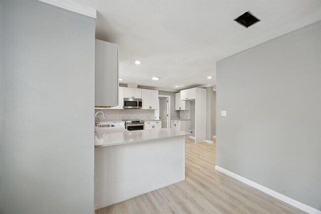 Building Photo - 553 Cane River Ln