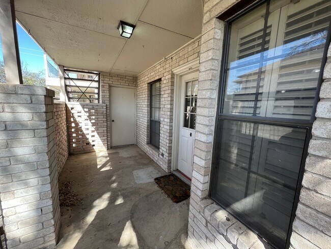 Building Photo - Spacious 2 Bedroom 2 Bath Condo in Alamo H...