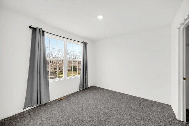 Building Photo - 2155 Greenview Dr