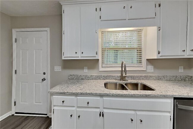 Building Photo - 4171 Woodcrest Dr