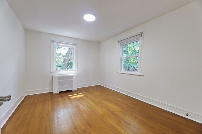 Building Photo - 1272 E Laurelton Pkwy