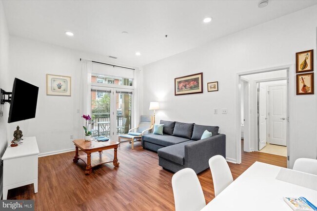 Primary Photo - 309 Holland Ln