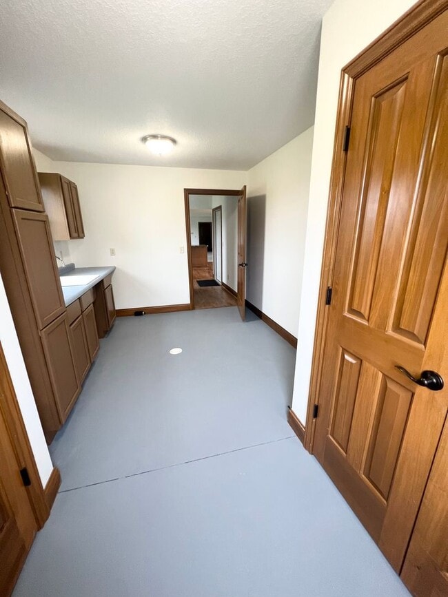 Building Photo - NEW LISTING! 3 Bedroom home