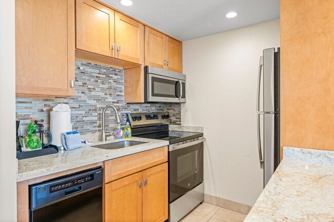 Building Photo - Lahaina Shores Furnished Studio Units Available Now!
