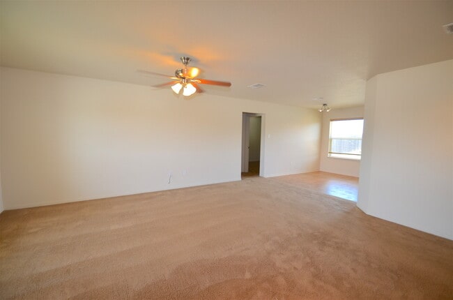 Building Photo - GREAT 3 BED/2 BATH HOME IN SKYLINE RIDGE- ...