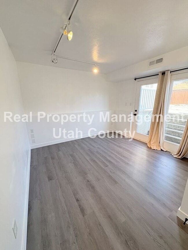 Building Photo - 614 N 550 E St