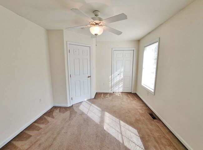 Building Photo - 2 Bed / 1-1/2 Bath Townhome