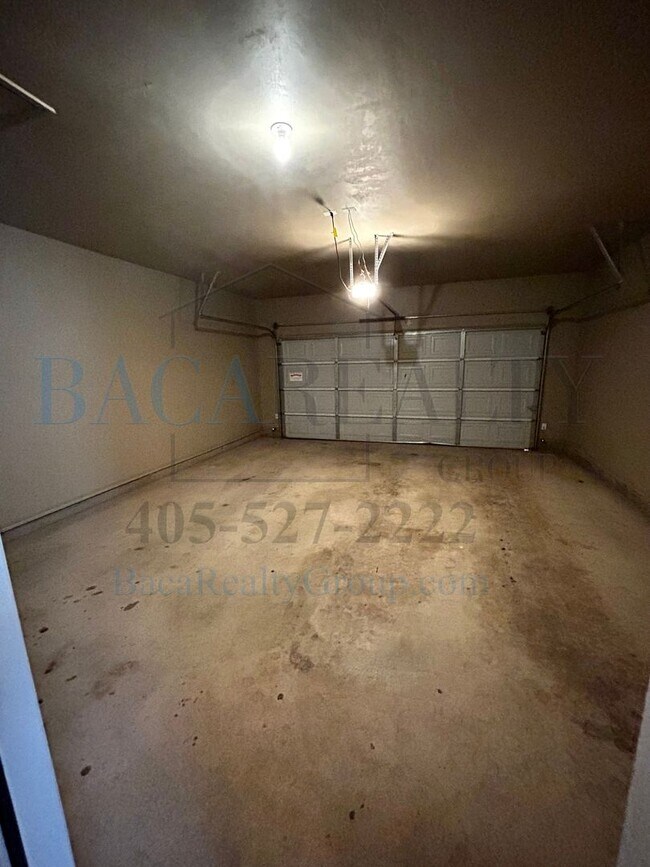 Building Photo - 3BR 2BA duplex with 2 car garage!!