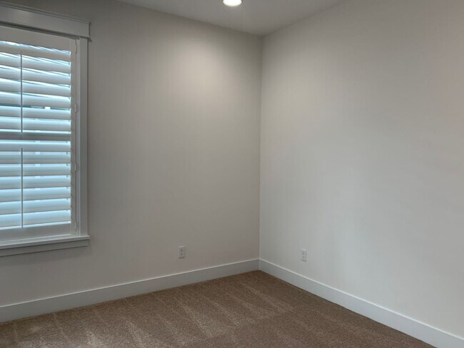 Building Photo - End Unit 3 bedroom Townhome
