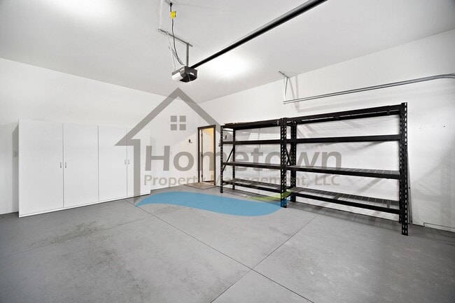 Building Photo - 3 Bedroom 2 Bathroom Home with Attached 3 Car Garage Available in Coeur d'Alene!