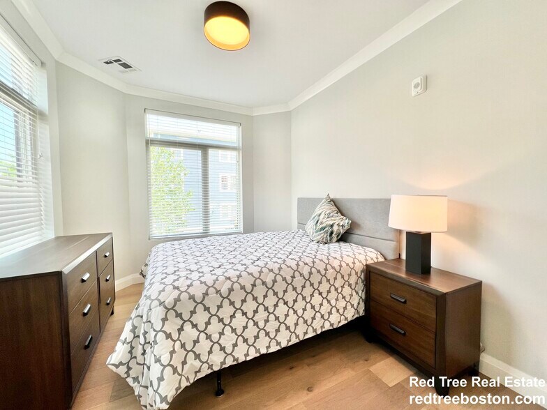 Building Photo - 142 Pleasant St