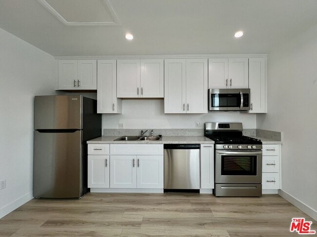 Building Photo - 1321 1/4 Normandie Ave