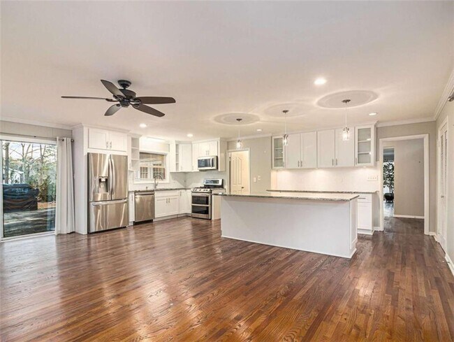 Building Photo - 3590 Cloudland Dr