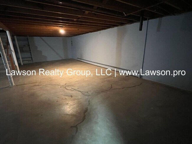 Building Photo - Very Nice & Spacious Home in Hidden Valley Neighborhood - Pet Friendly!