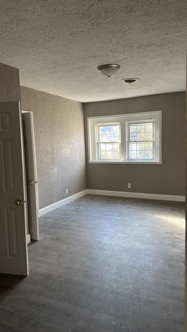 Building Photo - 202 S Maple St