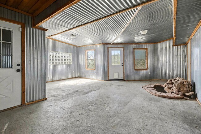 Building Photo - 5001 Glenhaven Dr