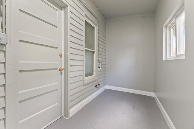 Building Photo - 820 E 89th Pl
