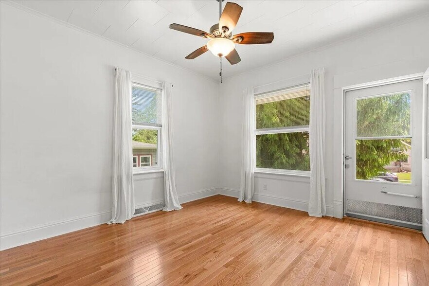 Living Room - 1052 Poplar St