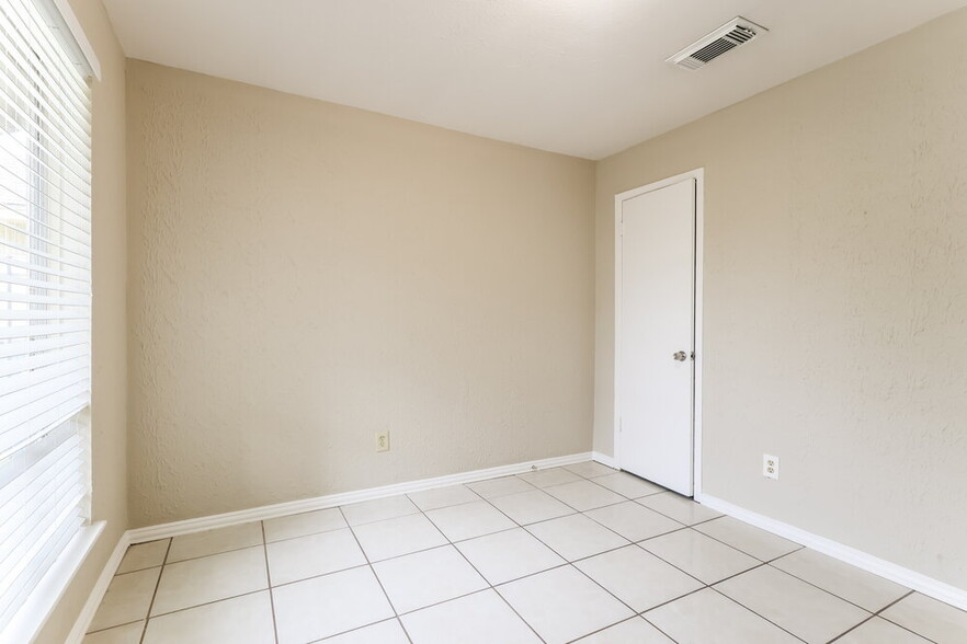 Building Photo - 2007 Deerhurst Ln