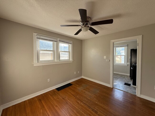 Building Photo - Newly renovated three bedroom available NOW!