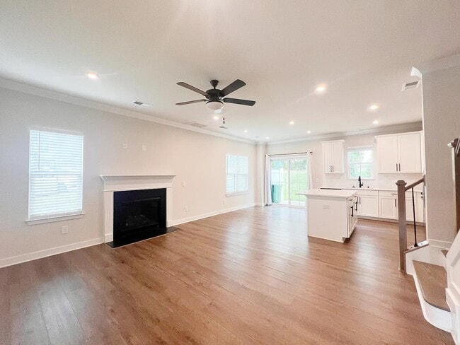 Building Photo - 44 Connaught Ct