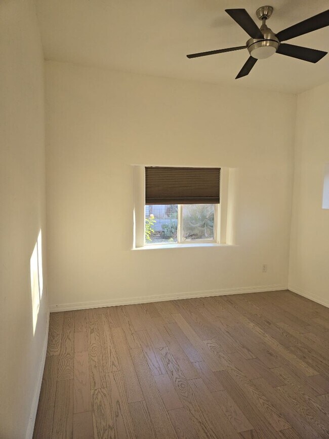 Building Photo - 2 Bedroom, 1 Bathroom Home! Schedule a Showing Soon!