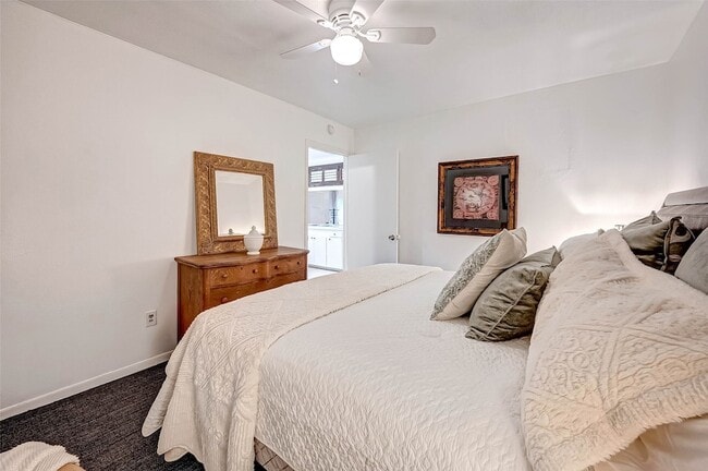 Building Photo - 6018 Berendo St