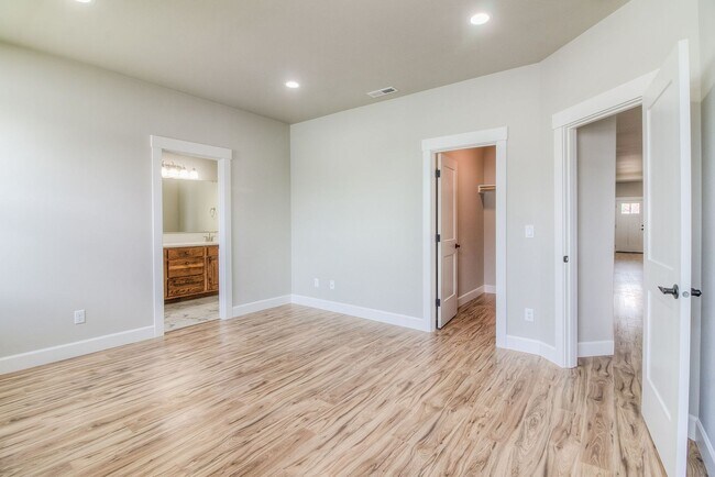 Building Photo - GorgeousBuilt Home in West Valley