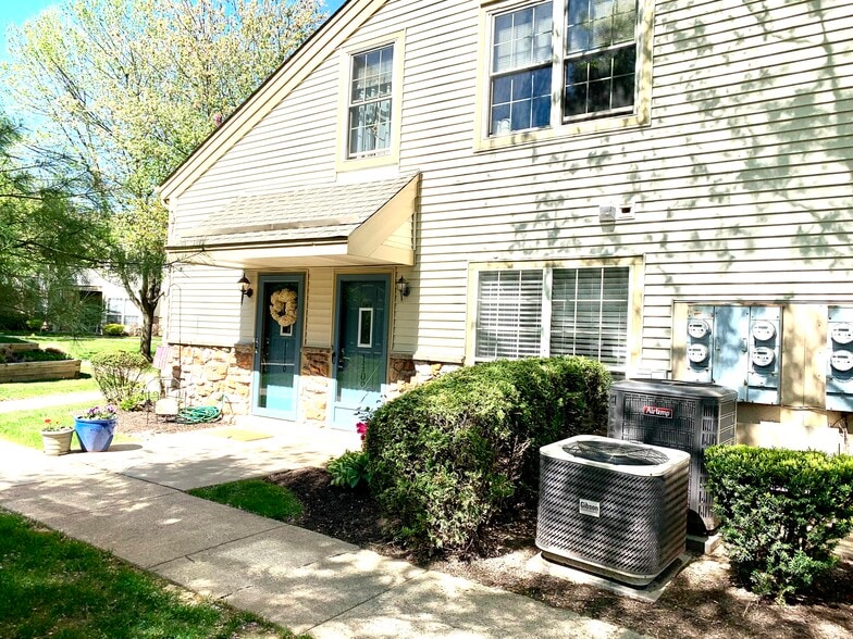 Building Photo - 1109 Foxmeadow Dr