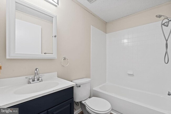 Building Photo - 1005 Lower Clubhouse Drive