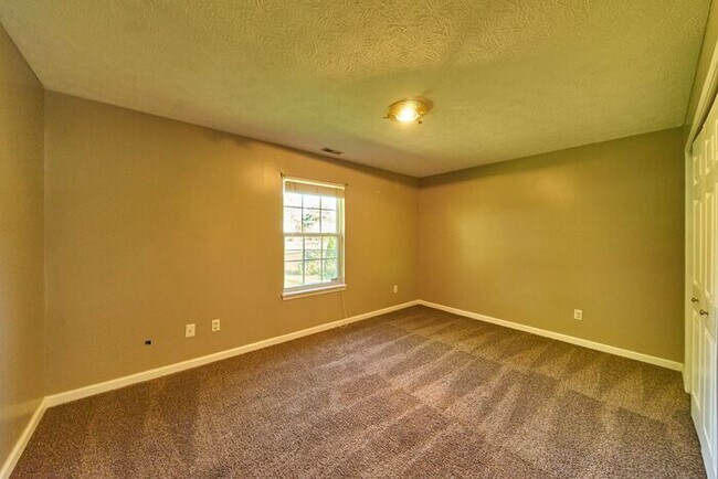 Building Photo - 3 Bedroom 2 Full Bath In Peaceful Franklin...