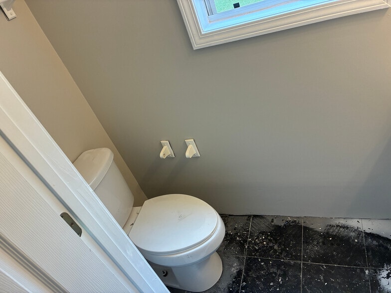 Building Photo - Room in House on Tara Bend