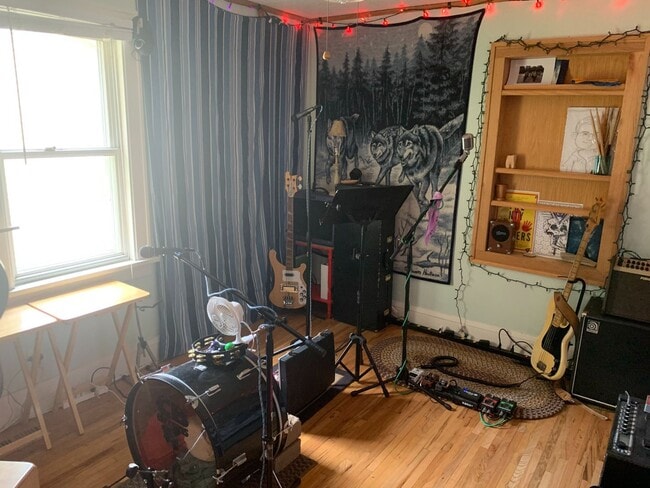 Building Photo - Newly remodeled Home of Robert St! 2 Beds/...