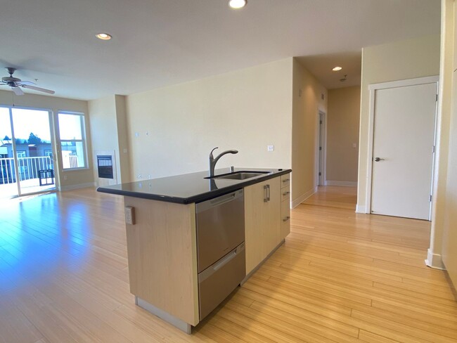 Building Photo - Spacious 3 bed/2bath Penthouse Unit Downto...