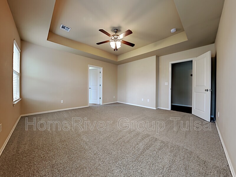 Building Photo - 9016 N 156th E Ave
