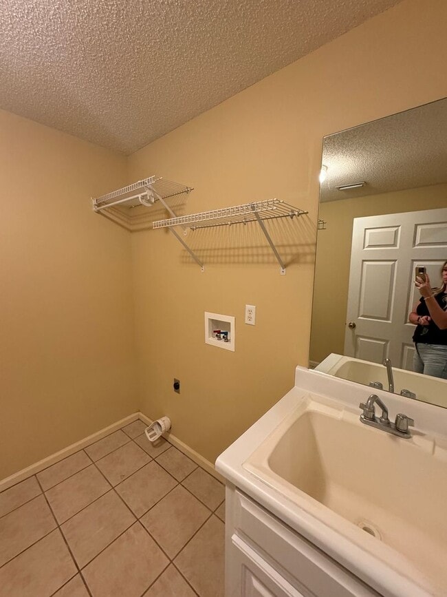 Building Photo - Pool!