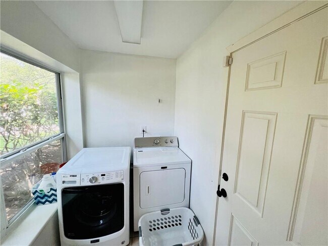 Building Photo - 4004 Hyridge Dr