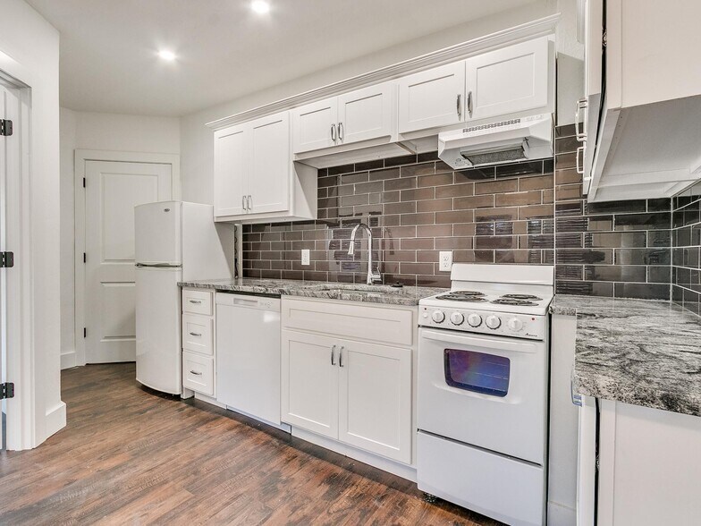 Building Photo - 2409 N Robinson Ave